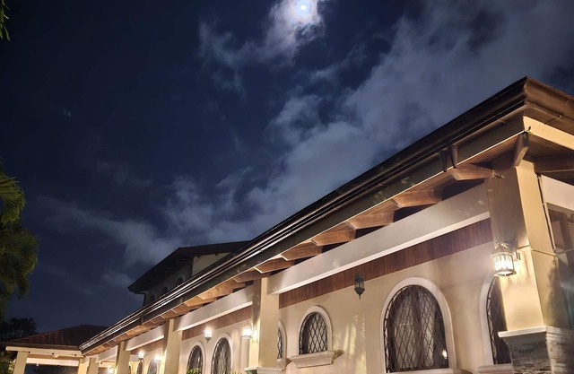 Villa cerca aeropuerto, piscina y jacuzzi adicional.