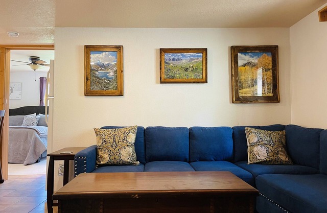 The Gowdy Suite1, cama King, 2 televisores, porche con mosquitero, wifi gratuito.