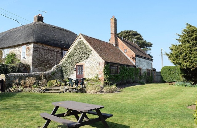 Casa de cerveza convertida listada de grado II en el borde del pueblo de Brighstone