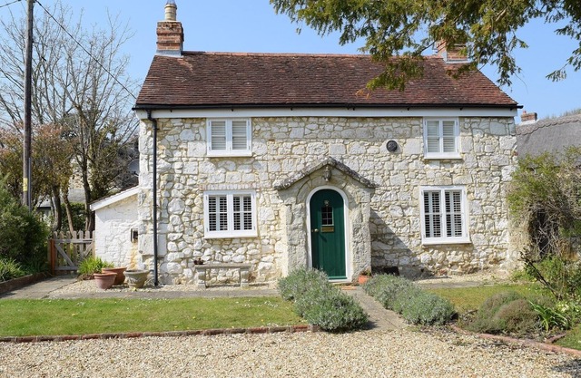 Weirside Cottage Brighstone - casa de campo magníficamente presentada de grado II