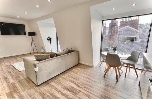 Grand Penthouse Condo At The Heart Of Liverpool!