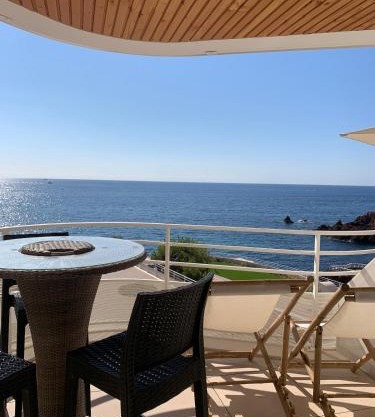 Grand studio terrasse vue mer pieds dans l'eau piscine