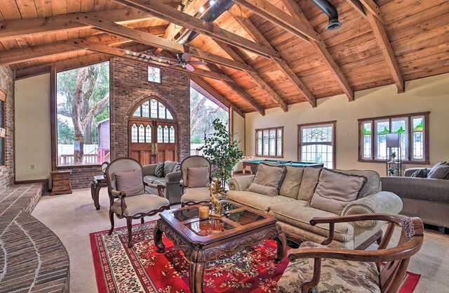 Grand Valrico Home w/ Deck, Fire Pit & Yard!