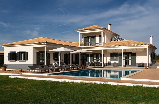 Grande Setubal Villa | 5 Bedrooms | Villa Monte Maria Pratas | Private & Spacious