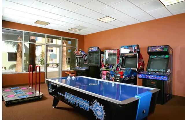 Grandview at Las Vegas SUPER BOWL Sleeps 4, 1 King and 1 Queen Sofa Bed Suite
