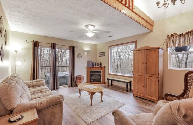Gray Manor (Hocking Hills Area)