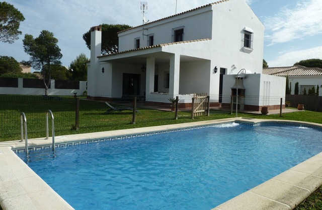Estupendo Chalet, Urb. Roche, 800 m de la playa, piscina privada, wifi
