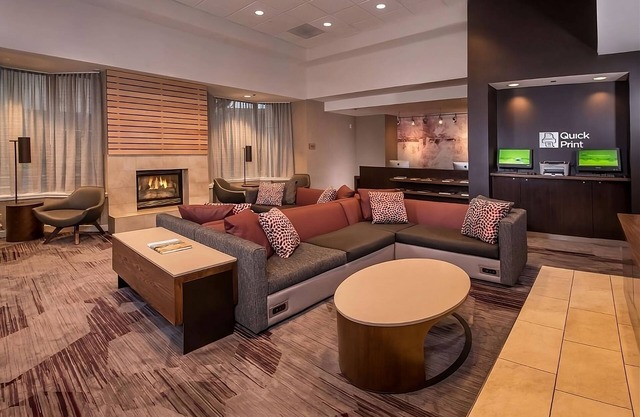 Great Deal! w/ Continental Bfast, Onsite Starbucks! Pets Allowed & Self Parking!