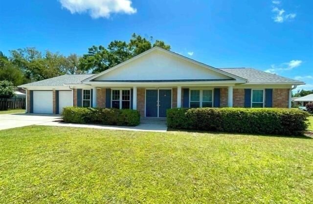Great home is just few miles to Pensacola Beach!!