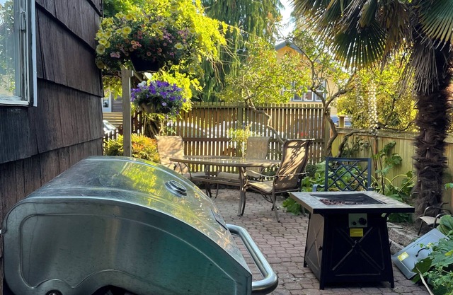 Great location close to all of the restaurants on Alki Beach.