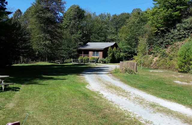 Excelente ubicación cerca de Blowing Rock en un estanque de 1 acre