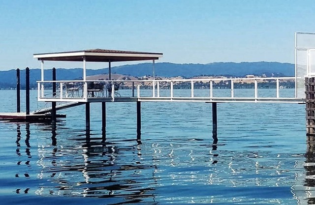 Casa moderna grande, 2300 pies cuadrados, gran sala, 100 'de playa, fogatas, jacuzzi, muelle