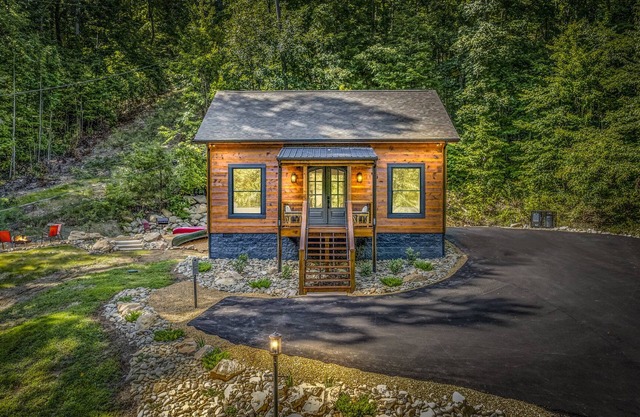 Great prices! Cozy new cabin 5 miles to Pigeon Forge Parkway! Dollywood 7 miles