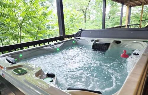 Great Smoky Mountain, Hot Tub, Mins to Dollywood