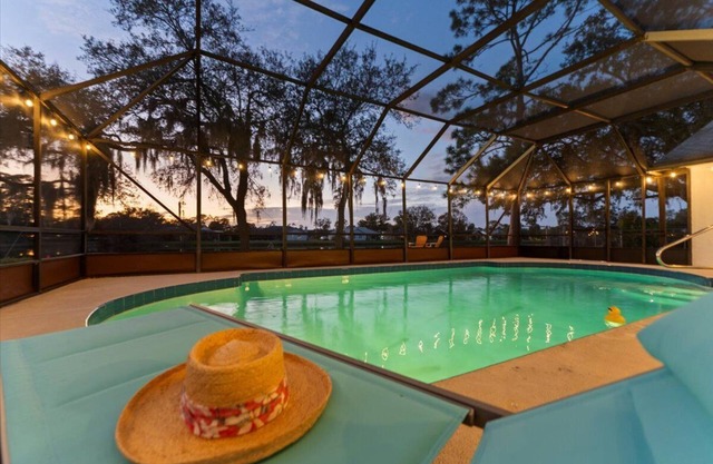 Great Sunsets on Lake & Heated Pool / 4-bedroom house