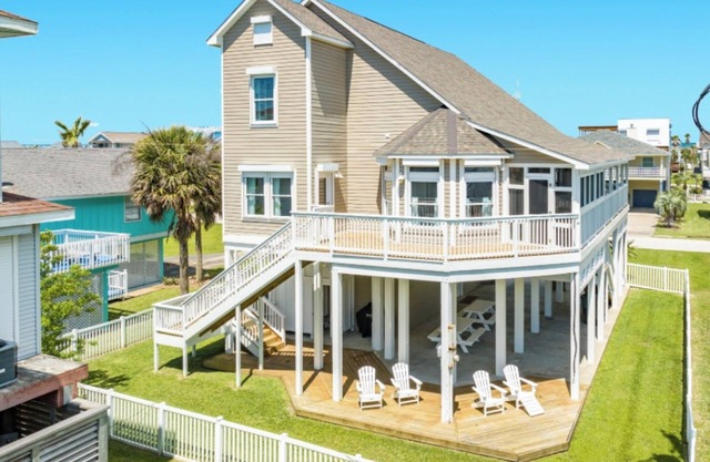Great Value, Five Minute Walk to Beach, Sleeps 12, Golf Cart