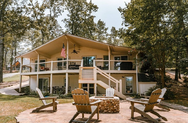 Greers Ferry Lakefront Home w / cubierta, pozo de fuego y mucho más!