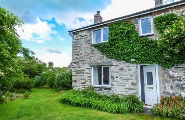 Groes Newydd Bach, LLANDECWYN