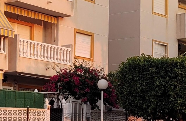 Apartamento bajo con terraza y piscina a 900 metros de la playa