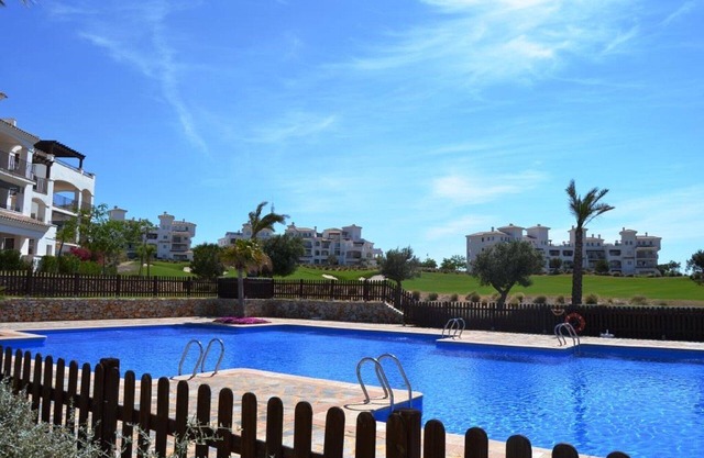 Apartamento en planta baja en esquina con terraza y piscina. Vistas al campo de golf y colinas