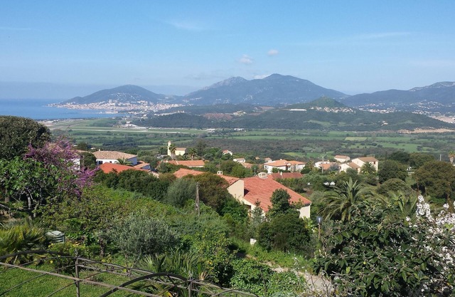 Spacieux REZ DE VILLA 15 minutes d'AJACCIO ET PORTICCIO. Lire le descriptif