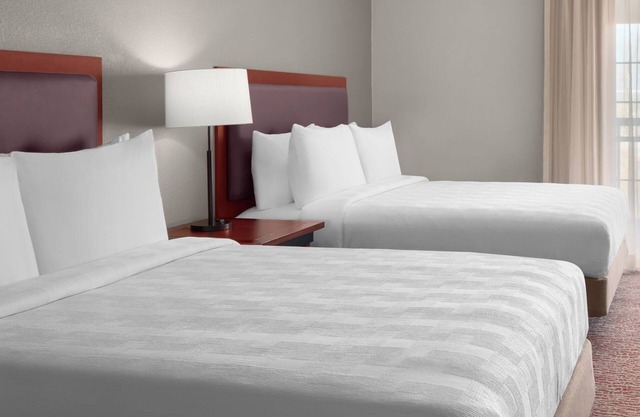 Group Comfort – Homey Suite w/ Kitchen, Living Area & Free Airport Shuttle