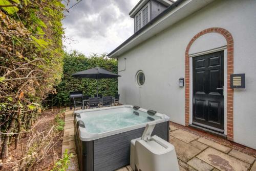 Group-Friendly 3BR Near M6, Hot Tub
