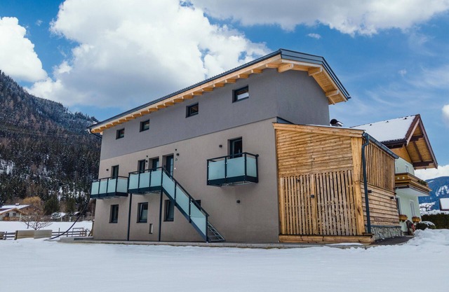 Group home of 3 apartments near the ski lift