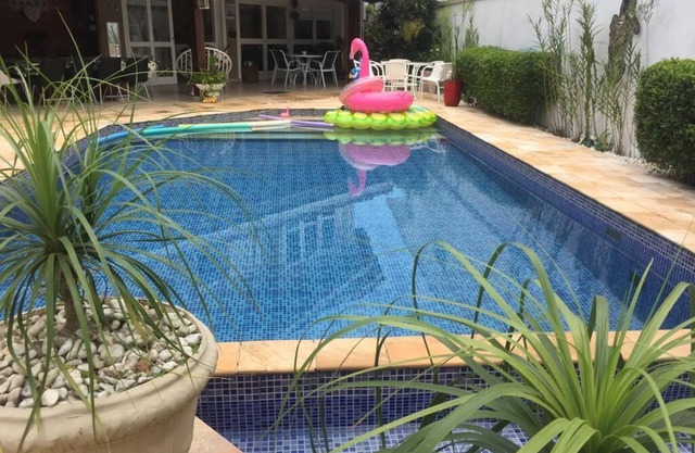 Lujosa y acogedora casa en Jardim Acapulco - cond. plaza delantera cerrada
