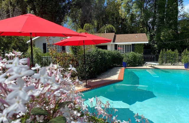 Guest house w/ private entry - 2 Bed/1 Bath - Large pool - Ample street parking