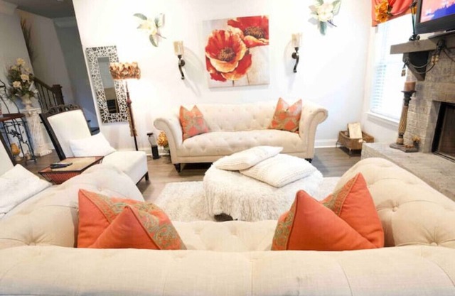Guests Fav!! Hidden Hills Retreat with soothing hot tub and high speed internet!