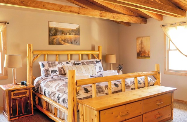 Secluded cabin—Hot Tub, King Bed & Coffee!