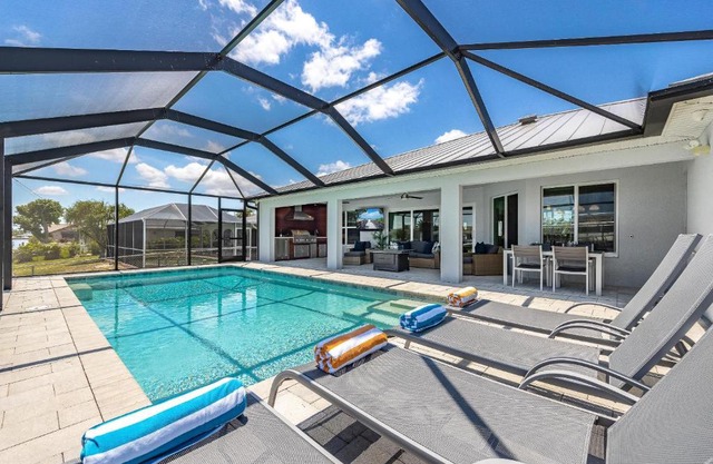 Gulf Access, Heated Pool, Sauna, Paddle Boards, Sleeps 10 - Villa Sun Kissed