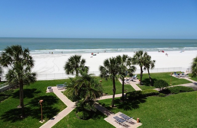 Condominio frente al golfo "The View" con ambiente de resort en Redington Towers