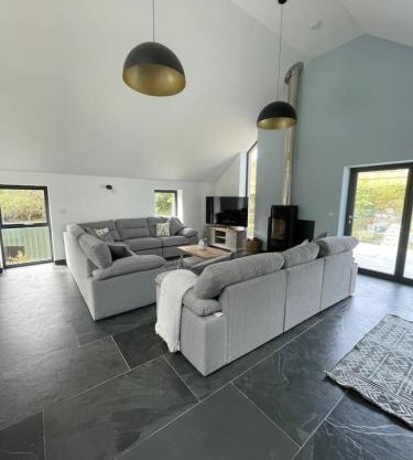 Gulland 4 Bed Sleeps 8 with Hot tub