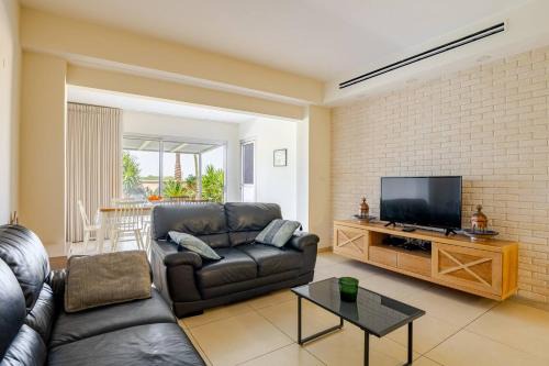 GW002 Gugel Waves Amazing Seaview & Garden Family Apartments