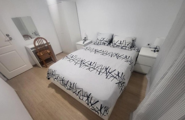 Habitaciones con baño compartido en bonito Apartamento en Badalona