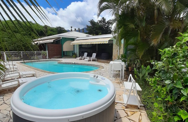 Habitación Perle Créole- Studio Le Tamaya, piscina, vista al mar en calma.