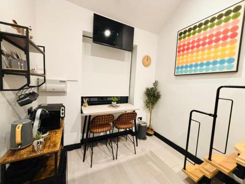 Hackney Central Studios - NO 19 - Vibrant City Getaway
