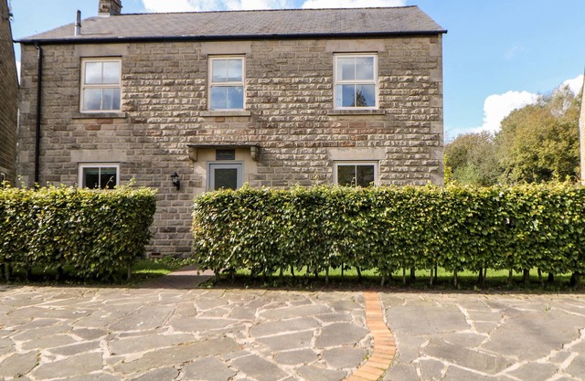 HADDON, family friendly, character holiday cottage in Two Dales