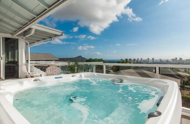 This townhouse is a 4 bedroom(s), 3 bathrooms, located in Honolulu, HI.