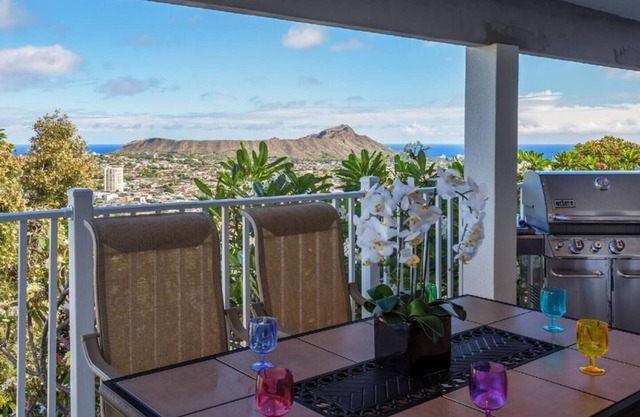 This townhouse is a 4 bedroom(s), 3 bathrooms, located in Honolulu, HI.