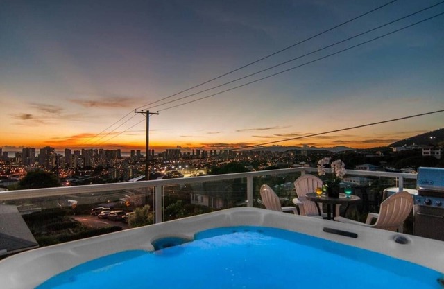 This duplex is a 7 bedroom(s), 6 bathrooms, located in Honolulu, HI.