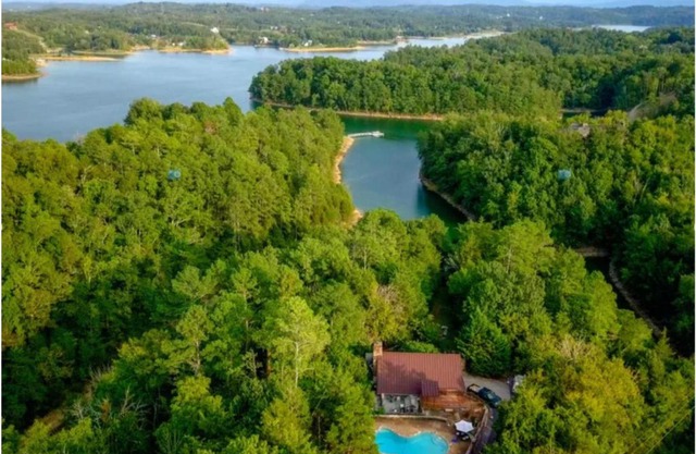 Haleywood, Private 125 acres on Lake Douglas with 2 cabins, Seasonal Pool, Boat Dock, Free Ticket!