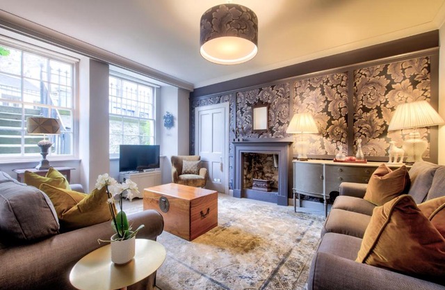 Hamilton Place - Beautiful and central city apartment with private entrance sleeps 4