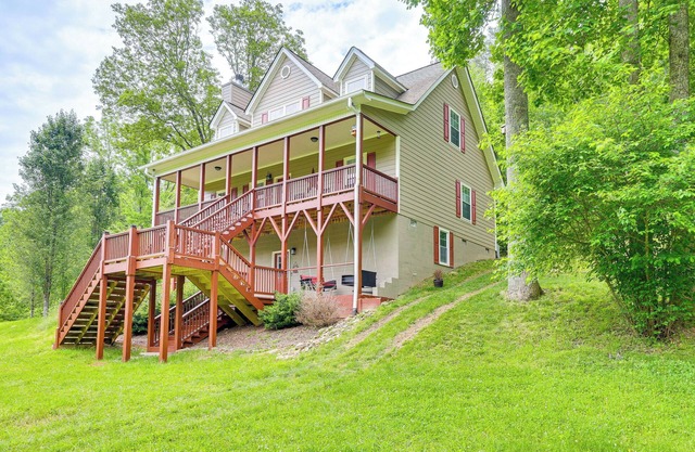 Hammocks & Forest Views: Creekside Murphy Retreat