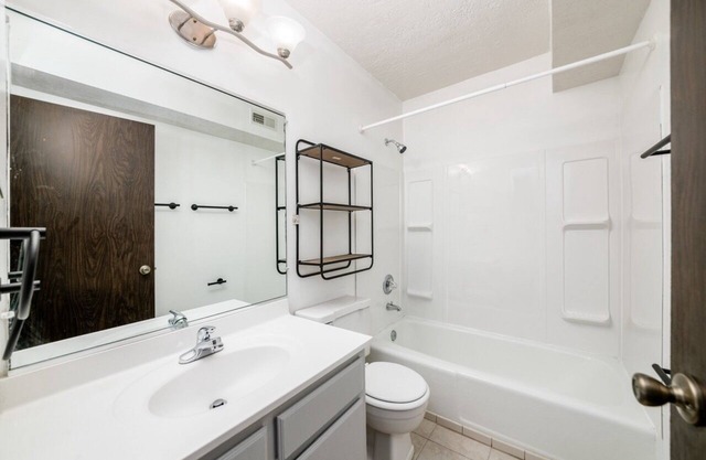 Hancock Park Spacious 2beds w/ free WiFi & parking