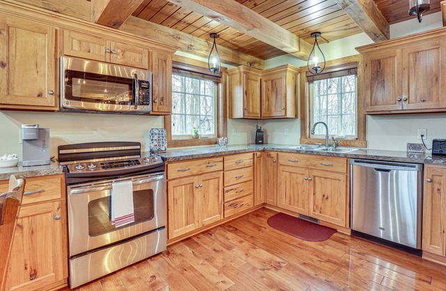'Happy Haven Hill' Cabin w/ Patio & Fire Pit!