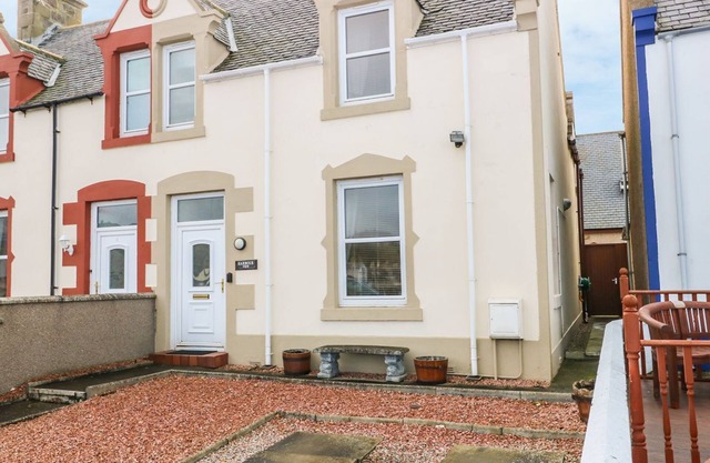 HARBOUR VIEW, pet friendly, character holiday cottage in Findochty