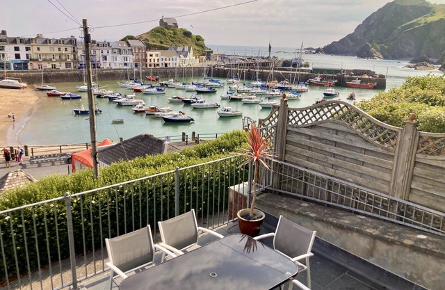 Harborside 19th Century Cottage con vistas al mar y garaje